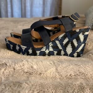 Born platform blue and white sandals